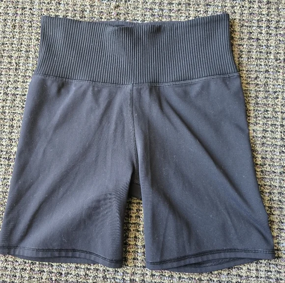 Vuori Women's Dark Bike Shorts - Picture 5 of 6